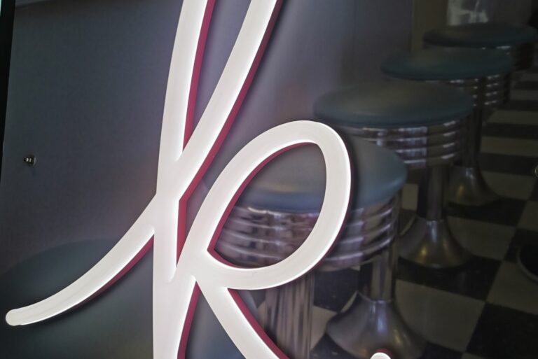 letter_4_neon_signs