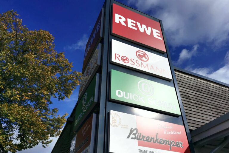 rewe_2_werbepylone