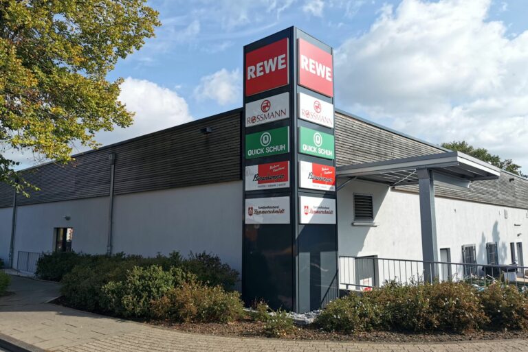 rewe_werbepylone