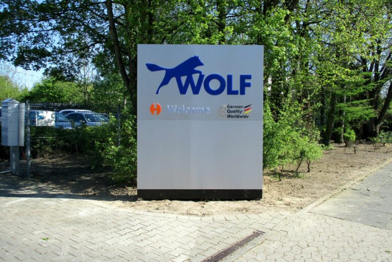 wolf_werbepylone