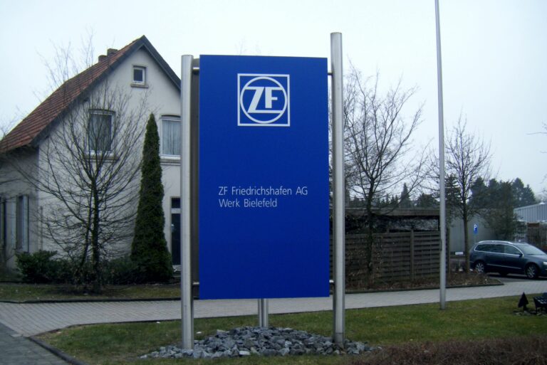 zf_friedrichshafen_werbepylone